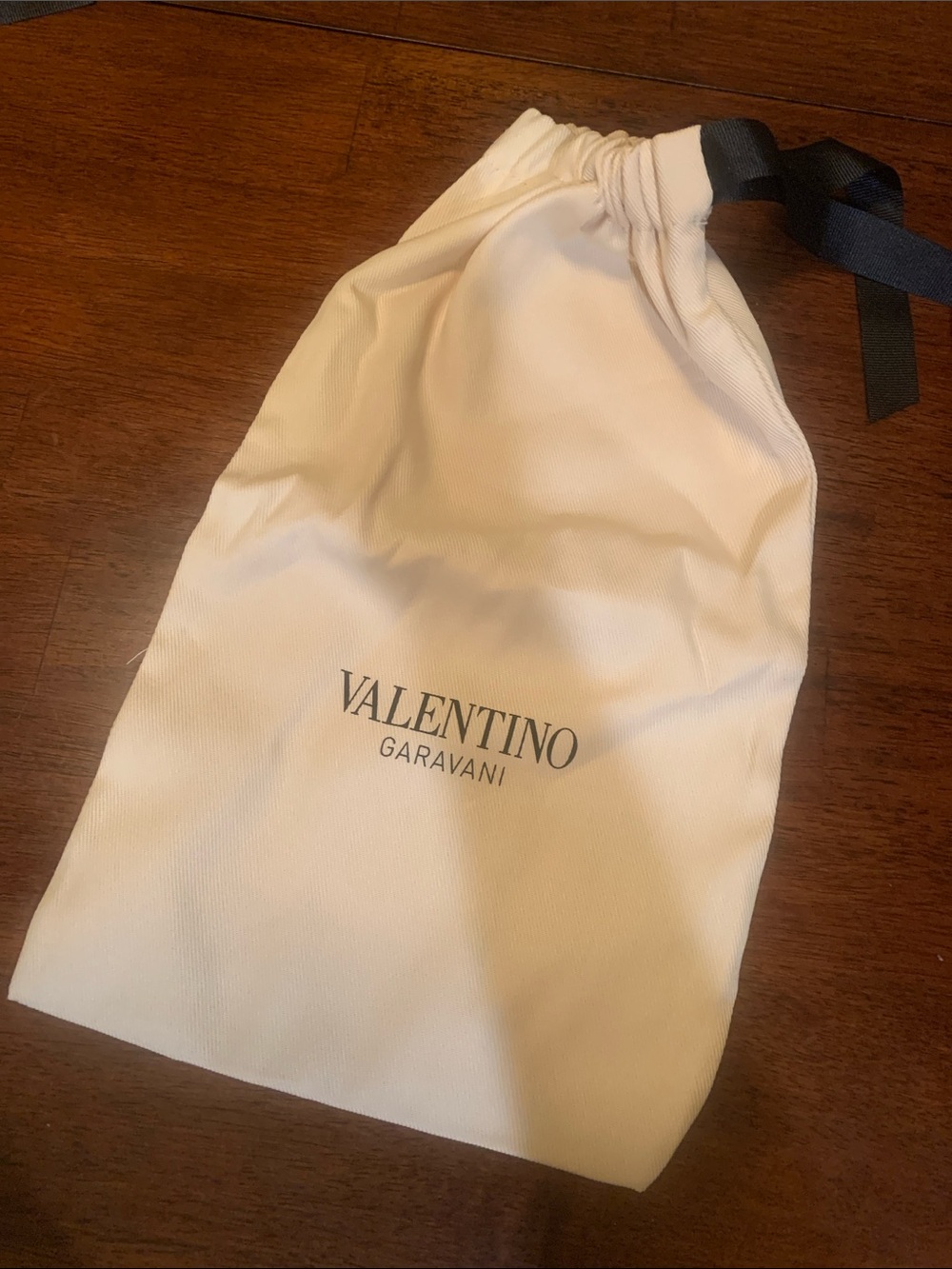 Brand new design, authentic rare cream Valentino Garavani one shoe bag w/string